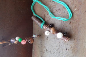 木の枝のアクセサリ