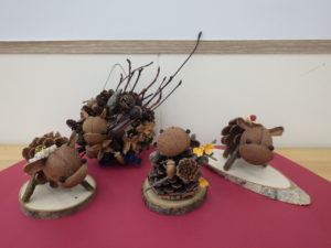 木の実で作ったウシの置物とリース