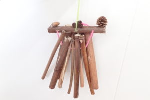 イタドリの茎を使った音のなるおもちゃ。