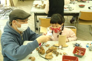 いろいろな材料で工作を楽しむ親子