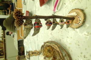 バンクスマツのマツボックリで作ったこいのぼり