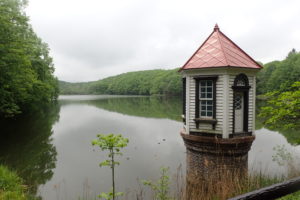 静かな池に佇む取水塔