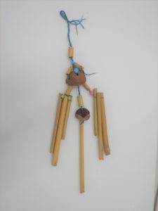 複数の細い竹と茶色のトチの実をひもでつないでつくったバンブーチャイム