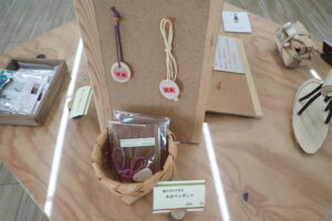 紙やすりで作る木のペンダント