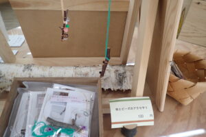 枝とビーズのアクセサリ