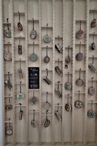 木の輪の絵付きストラップ