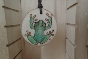 アマガエルの絵付きのストラップ