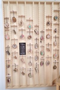 西岡公園の動植物がモチーフになったストラップのコーナー