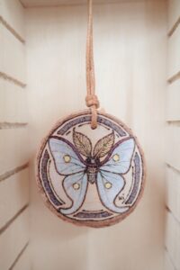 オオミズアオのモチーフのストラップ