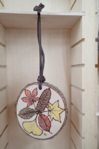 落ち葉がモチーフのストラップ