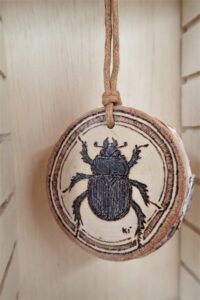 甲虫のモチーフのストラップ