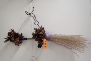 ハロウィンのホーキをかたどったリース