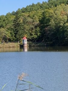 赤い屋根の取水塔と池