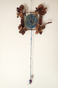 クモの巣とクモのモチーフのリース