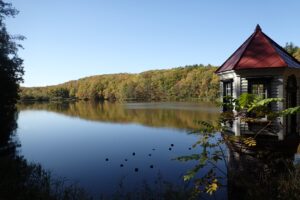 取水塔と池の様子。