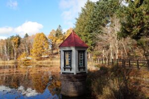 取水塔と黄色く紅葉したカラマツ