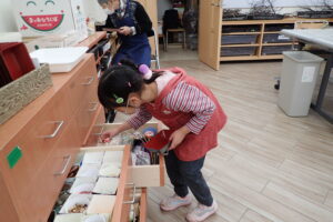 材料を選ぶ子ども