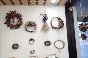 販売コーナーのクリスマスリースリース