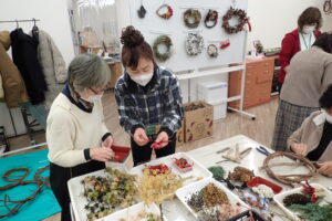 森の工作のボランティアの皆さんがアドバイスをします。