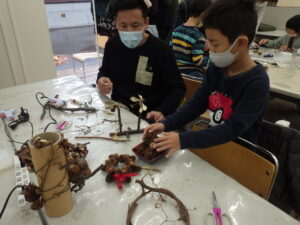 家族で工作を楽しむ姿