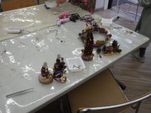 マツボックリにスパンコールなどを散りばめたオブジェ