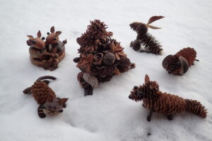 マツボックリなどで出来たうさぎやエゾリス、キツネなどの動物たち