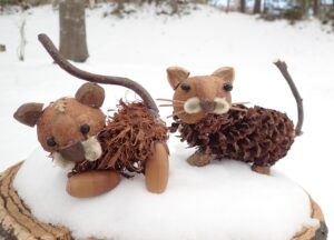 木の実やマツボックリで出来た「寅」のオブジェ