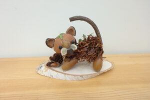 木の実を使って作られた干支の寅