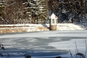 雪の積もった取水塔と凍った池