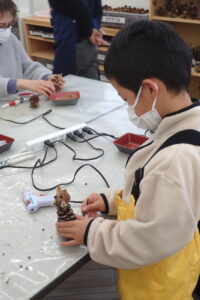 木の実を組み立てている所