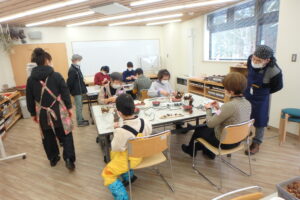 工作を楽しむ参加者の皆さん