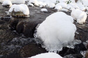 石の周りが凍った川