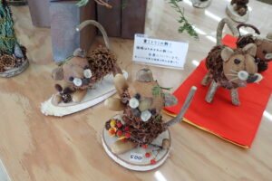 木の実などで作られた干支の寅