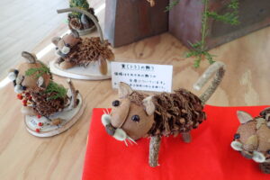 木の実などで作られた干支の寅