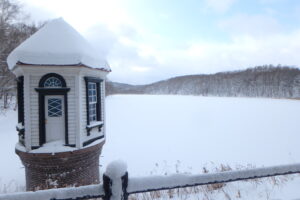 雪の取水塔と水源池