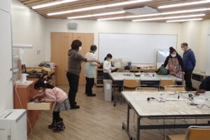 材料を選ぶ参加者