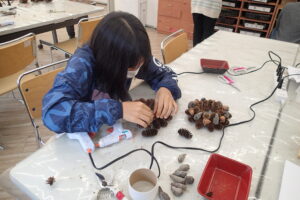 リースを作る参加者の皆さん