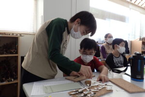 卒業生の先輩に標本の作り方をアドバイスしてもらう