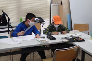 ポスターを作る子どもたち