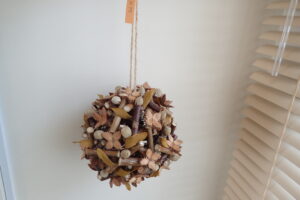 ヤドリギを使ったボール状のリース