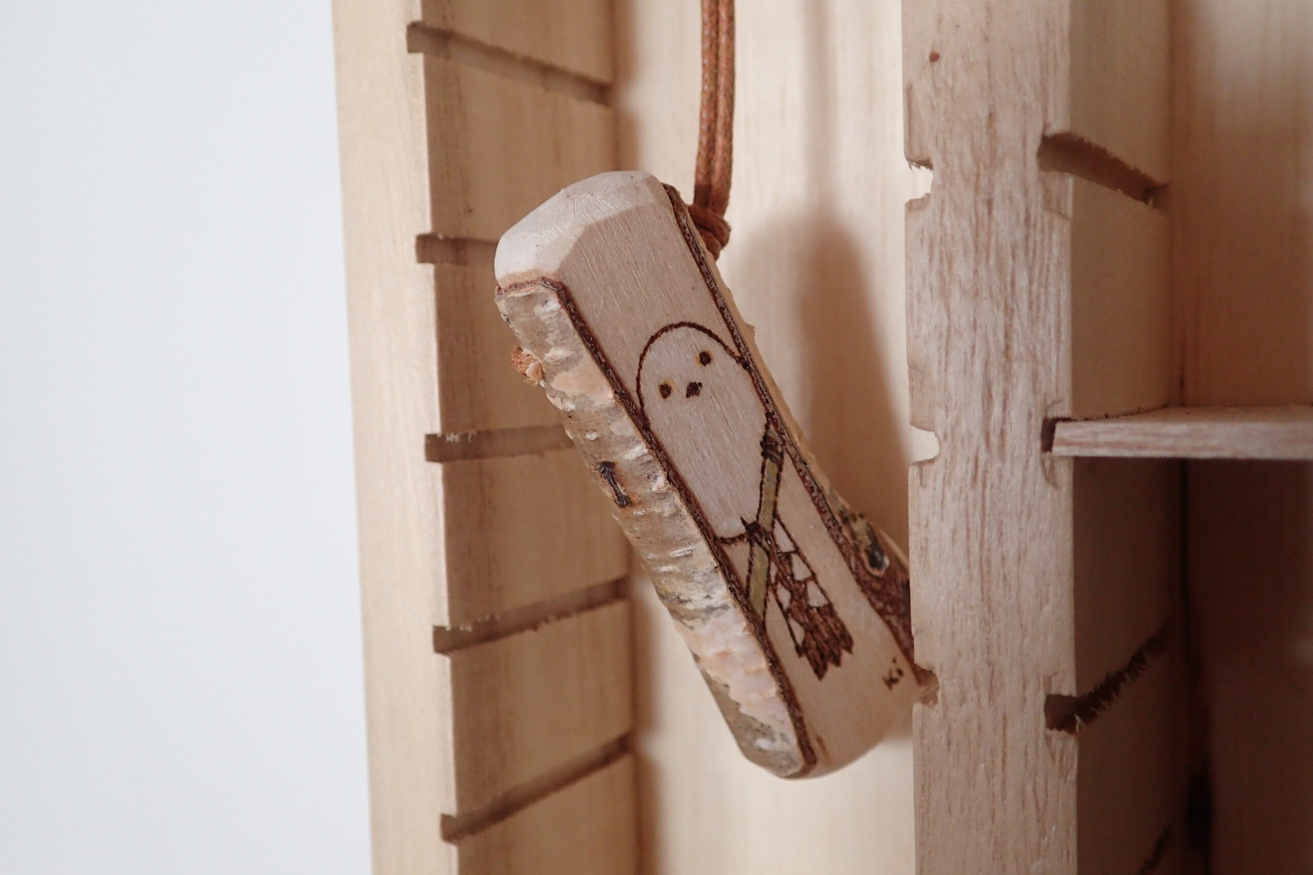 シマエナガの柄のついた木の棒のストラップ