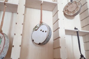 シマエナガの柄のついた木の輪切りのストラップ