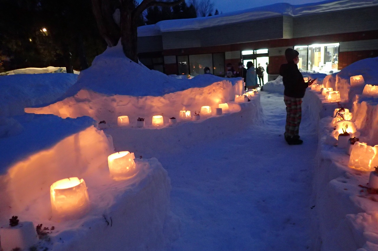 暗くなりスノーキャンドルの灯りが目立つ