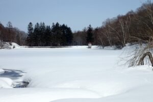 氷と雪に覆われた水源池