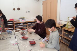 親子で真剣に作っていきます