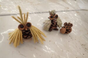 木の実や草の穂で作ったフクロウ