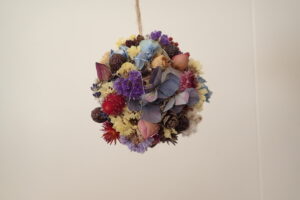 ドライフラワーがいっぱいの球形のリース