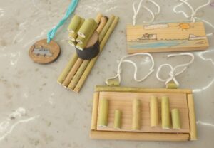 木の板に絵を付けてみた子どももいましたよ。