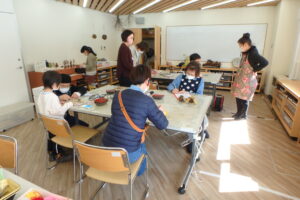 参加者の皆さんと作り方のアドバイスをしてくれるボランティアの皆さん