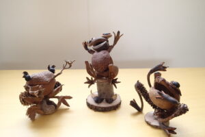 木の実などで作られたカエル